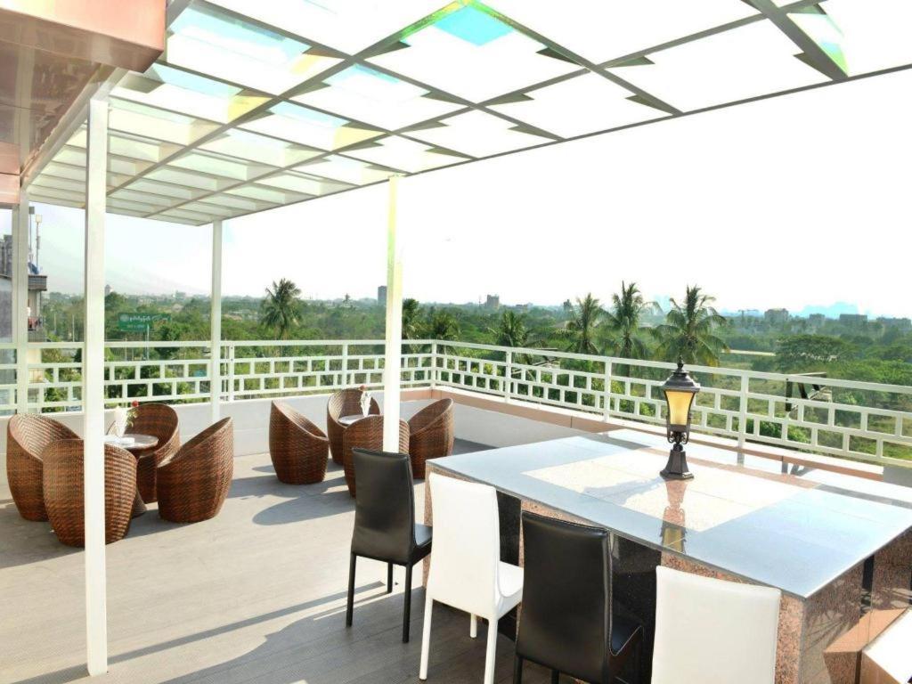 8Day Hotel Yangon Exteriör bild